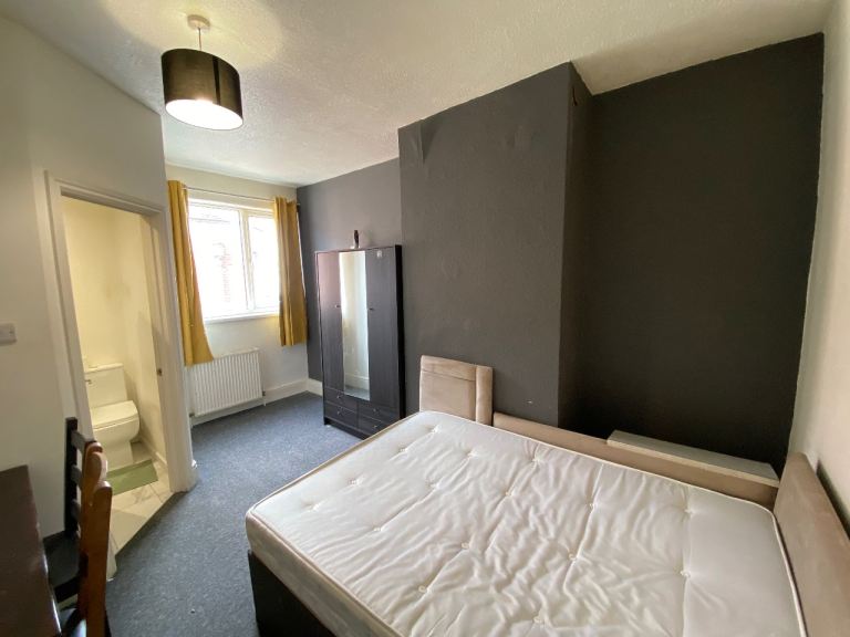 Spacious 2 bedrooms in 4 bed flat to rent