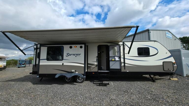 AMERICAN CARAVAN 2016 forest river surveyor 33rets Triple slide out  33FT