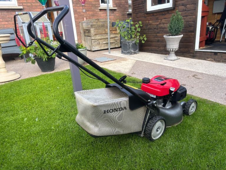 Honda Izzy Push walk behind Mower 16” as like New 