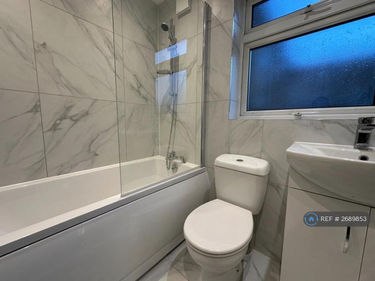 2 bedroom flat in Median Road, London, E5 (2 bed) (#2689853)