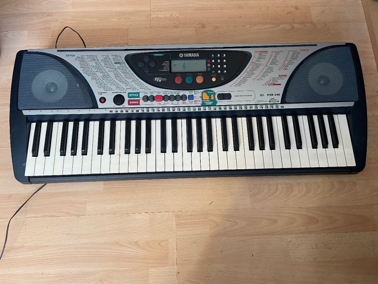 Yamaha electronic keyboard PSR - 240 