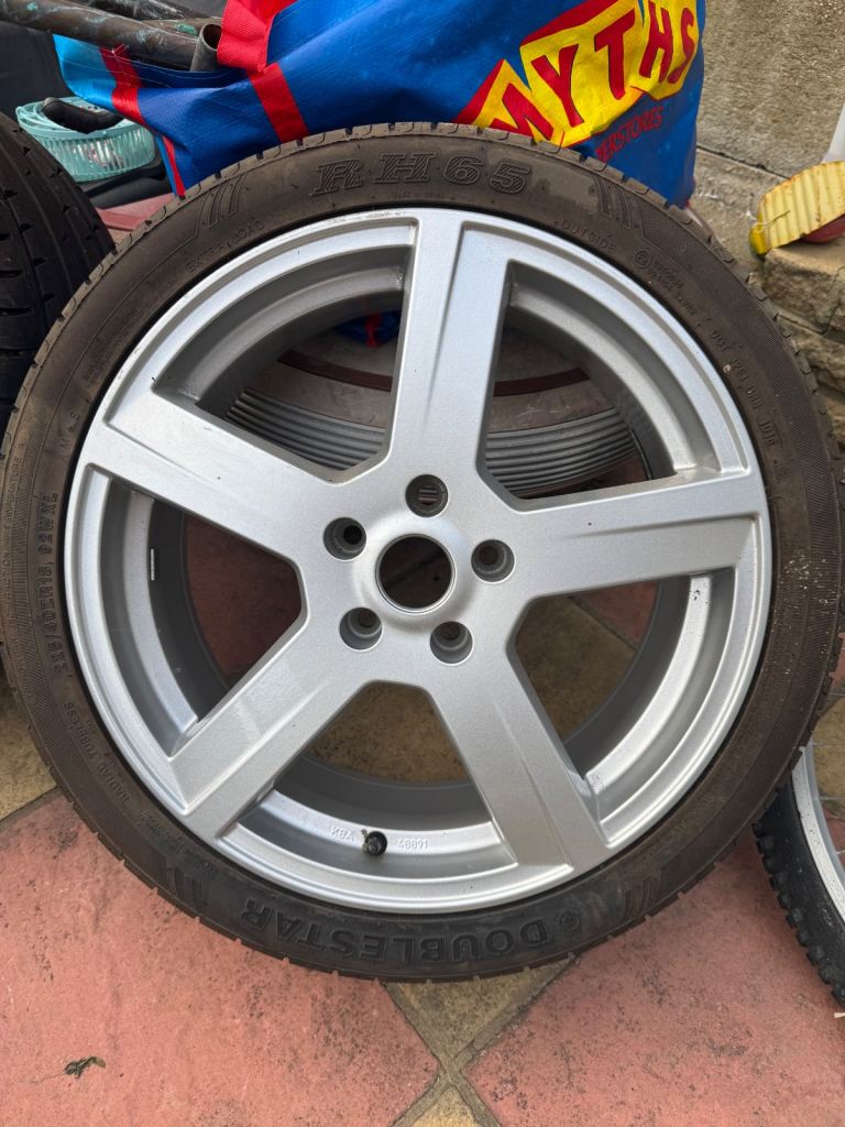 Volkswagen alloy wheel brand spanking new with tyre 225/40 18