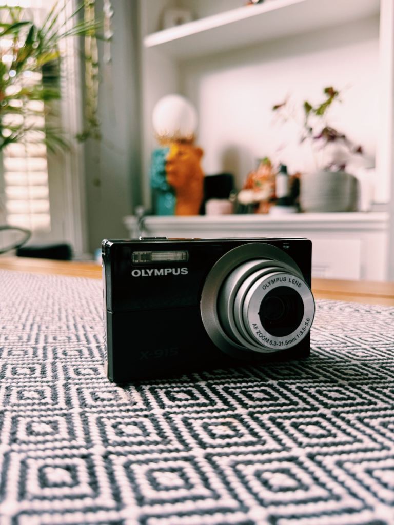 OLYMPUS X-915 point & shoot with battery and charger 