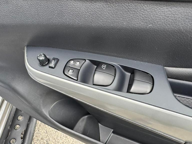 2017 Nissan Navara Double Cab Pick Up Tekna 2.3dCi 190 4WD Auto PICK UP DIESEL Automatic