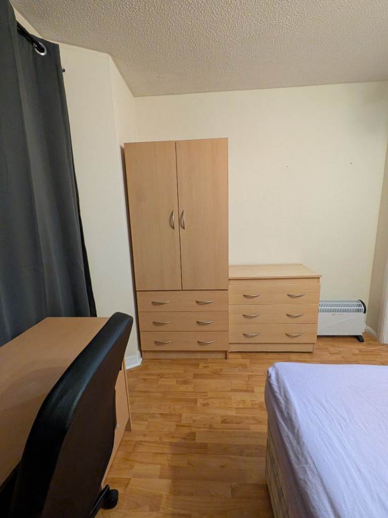 2 rooms available to rent in West End 