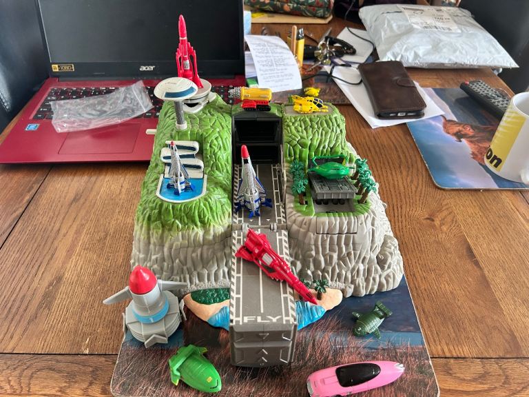 Bandai thunderbirds Tracy island vintage play set 