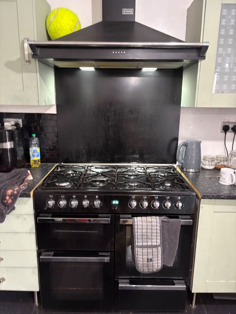 Montpelier dual fuel range cooker 