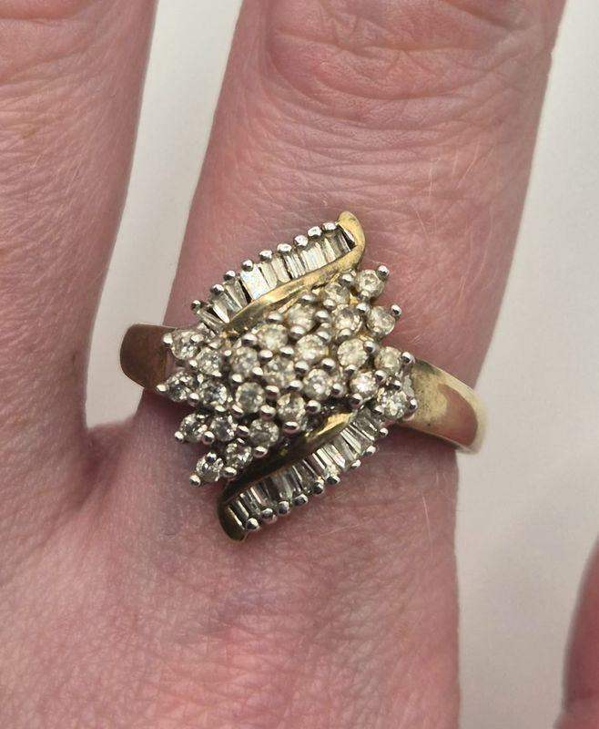 9ct gold and vari-cut diamond ring