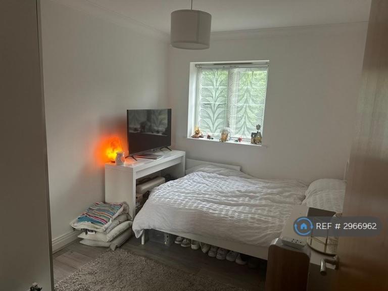 2 bedroom flat in Plough Lane, Purley, CR8 (2 bed) (#2966962)