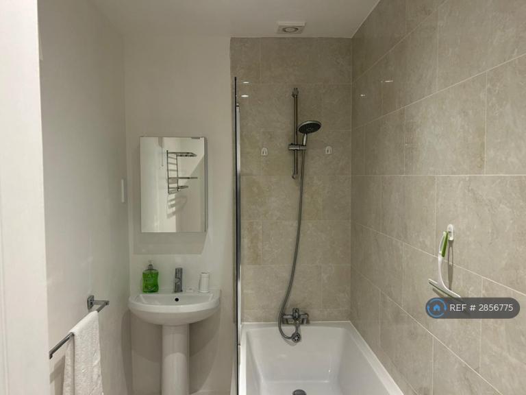 2 bedroom flat in Madison Heights, Hounslow, TW3 (2 bed) (#2856775)