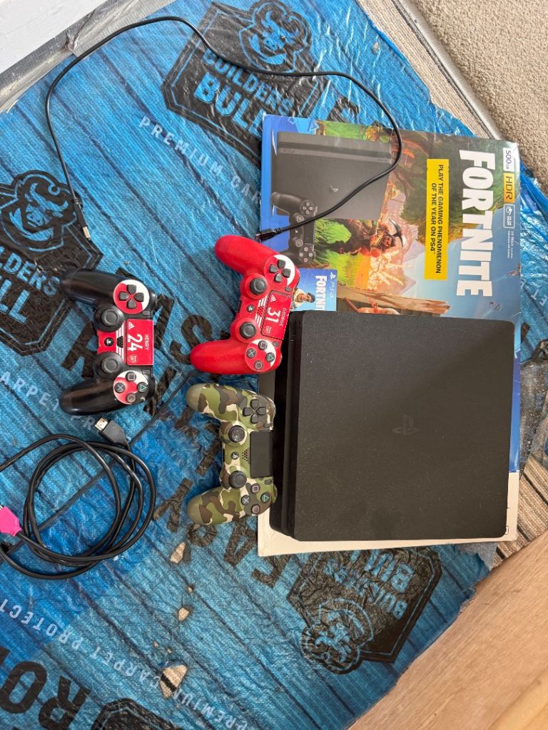 PlayStation 4 PS4 slim console 500Gb with 3 Sony controllers 