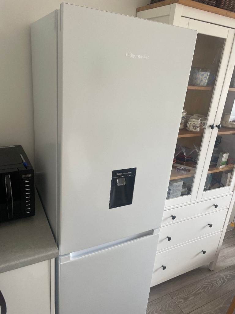 Fridgemaster Fridge Freezer with Water Dispenser – Excellent Condition