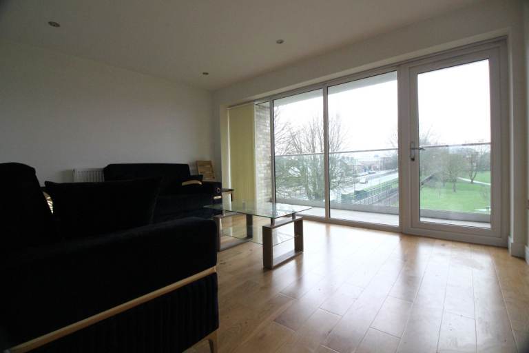 LUXURY TWO BED TWO BATH FLAT WITH PARKING- HAYES UXBRIDGE HILLINGDON WEST DRAYTON HEATHROW