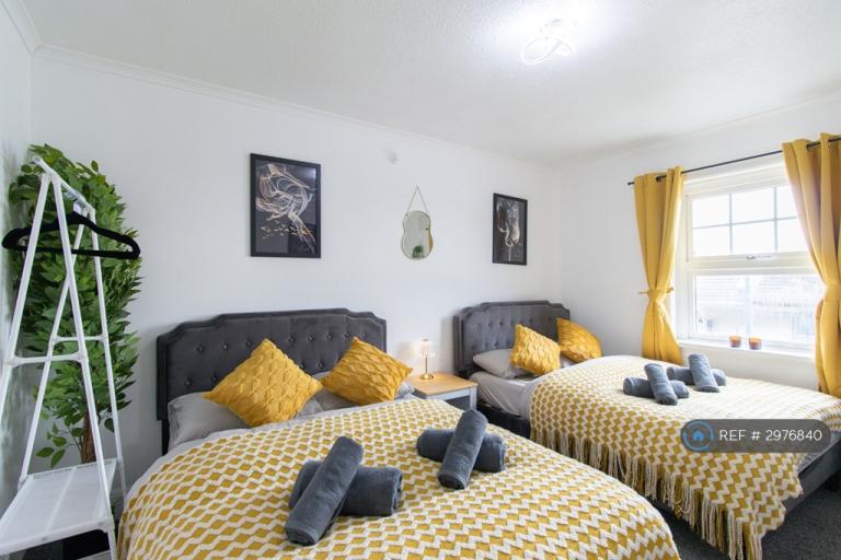 2 bedroom flat in West Court, Southsea, PO4 (2 bed) (#2976840)