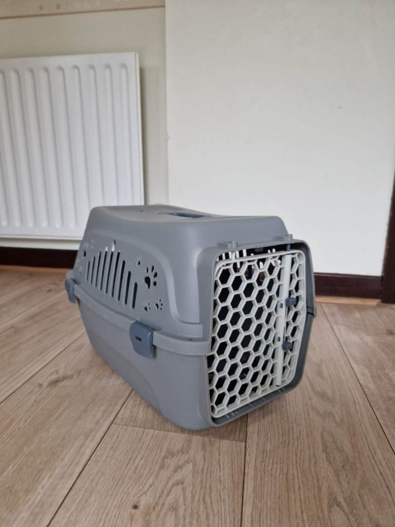 Pet travel carrier 