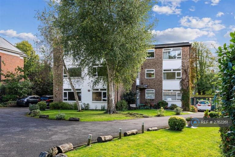 1 bedroom flat in Prentice Court, London, SW19 (1 bed) (#2762261)