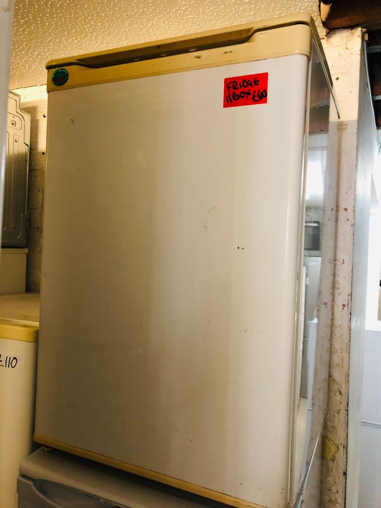 🚚 under counter fridge with ice box can deliver £40