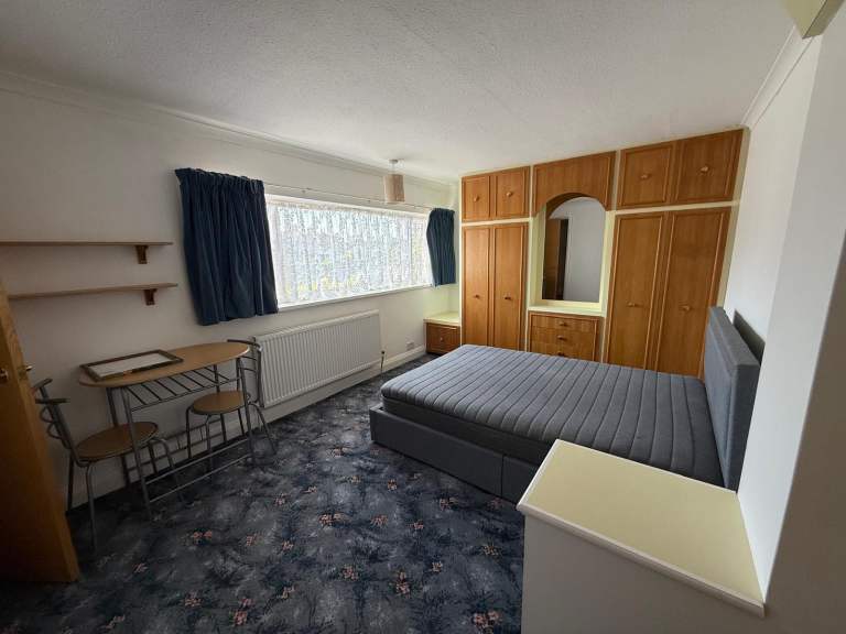 Master double room share 3 bedroom house