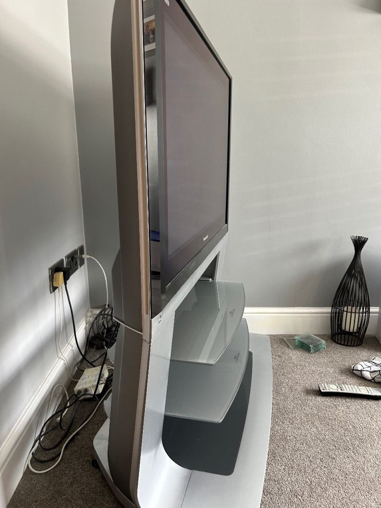 TV with stand 41”