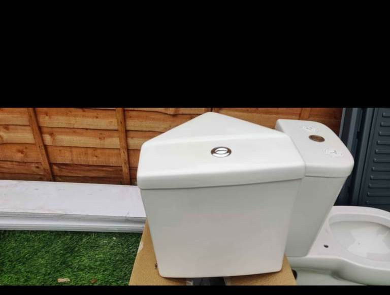 CLOSED COUPLED CORNER W/C WITH CISTERN DUAL FLUSH CHROME BUTTON & HERITAGE W/C SEAT DOVE GREY