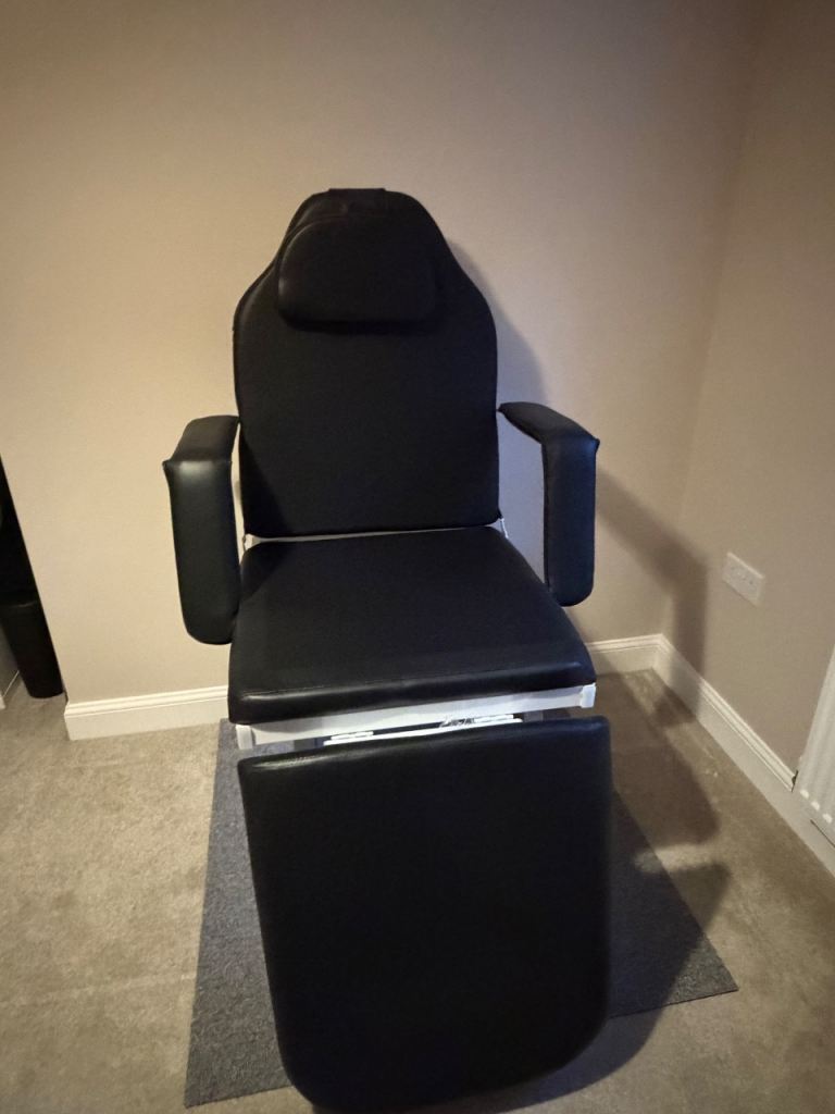 Foldable massage/beauty bed 