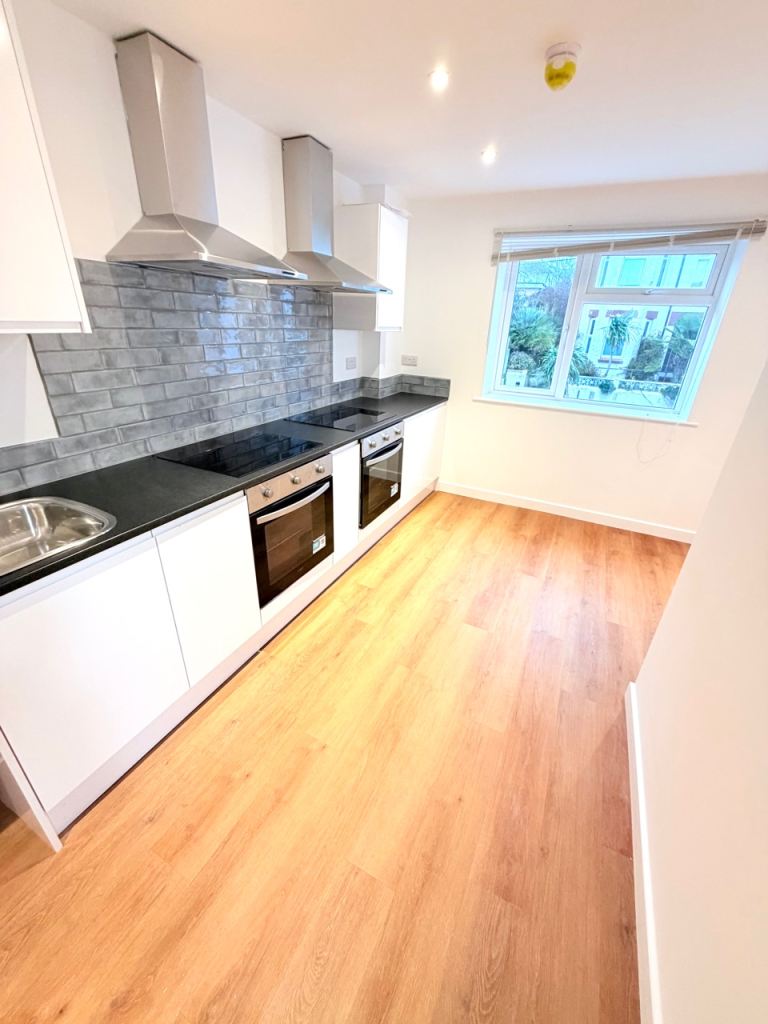 *** REFURBISHED BUILDING with newly refurbished DOUBLE rooms , all EN-SUITE *** PARKSTONE