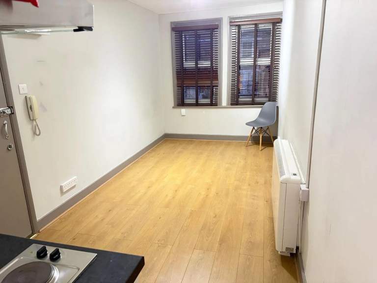 Converted Refurb 1st Floor Studio Flat Shower Double Bed Room Open Plan Very Near Tube Bus Shops