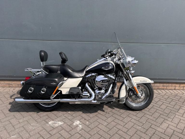 2014 Harley-Davidson TOURING FLHRC ROAD KING CLASSIC FLHRC Vivid black (14MY) Custom Cruiser PETR...