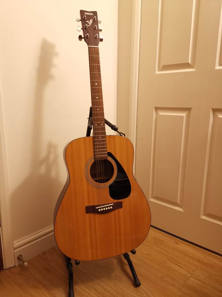 Yamaha F310 Acoustic Guitar + Ritter Junior Gig Bag + guitar stand + spare strings
