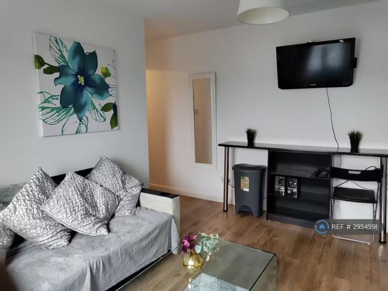 3 bedroom flat in Pendleton Way, Salford, M6 (3 bed) (#2954591)