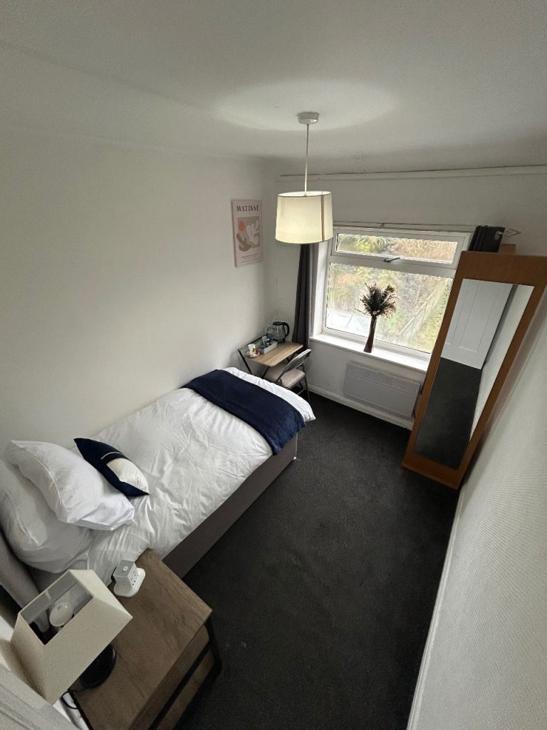     Bills Included | Prime Location | Flexible Monthly Tenancy