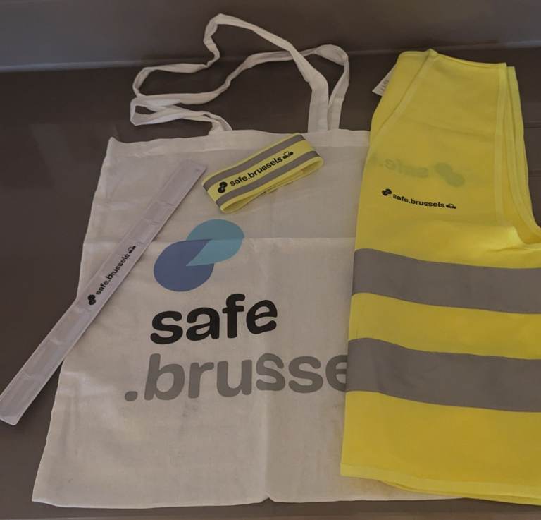 🚴BUNDLE of Bike Accessories – Bike Pump, Safety Gear, 8 x Water Bottles & 5 x Books🚴