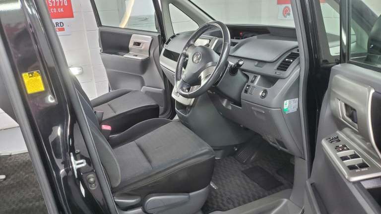 Toyota voxy/noah 2.0 automatic 4 x new tyres 8 seater japanese import 08