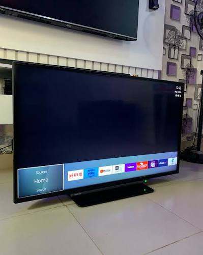 Toshiba 32” smart tv 