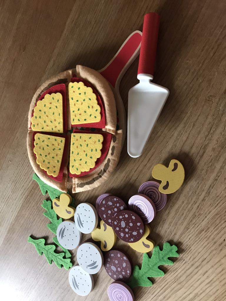 Wood and felt pizza set