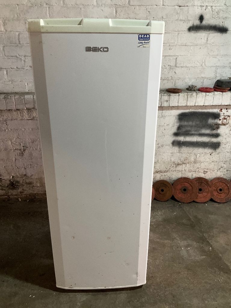 Freestanding fridge