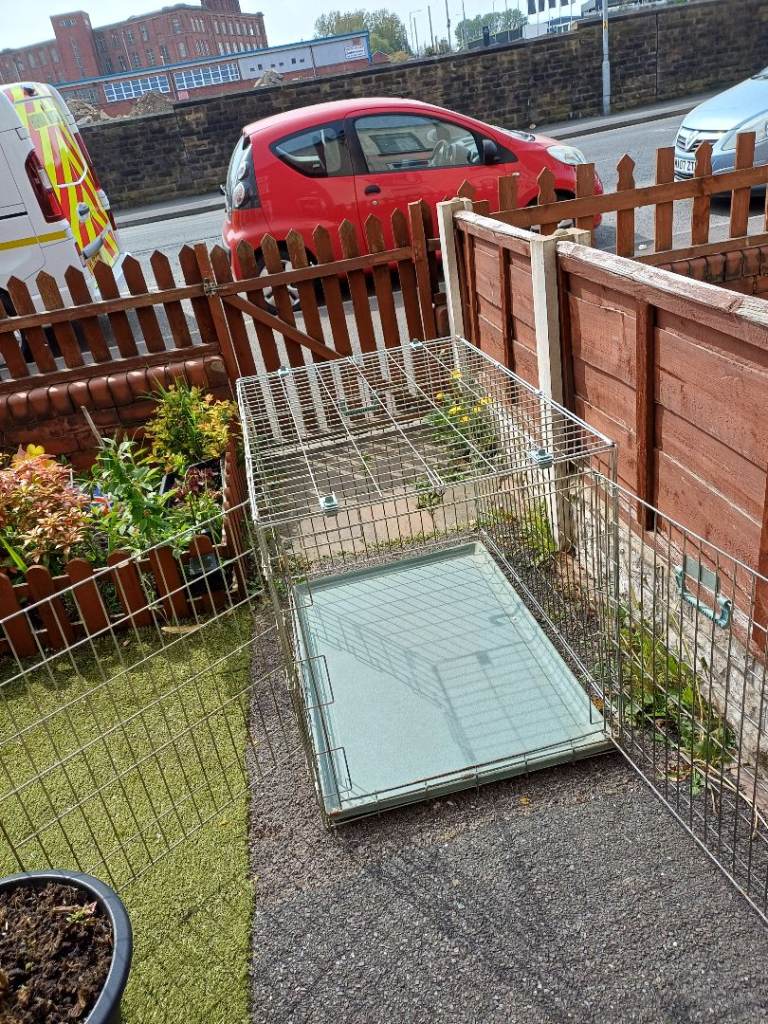 3FT DOG CAGE WITH TRAY £20 NO OFFERS DARWEN BB3 0DU OR BOLTON BL3 2JP 