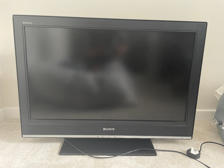 Sony Bravia TV KDL 32S3000 LCD (includes Remote control)built In Free view 32”