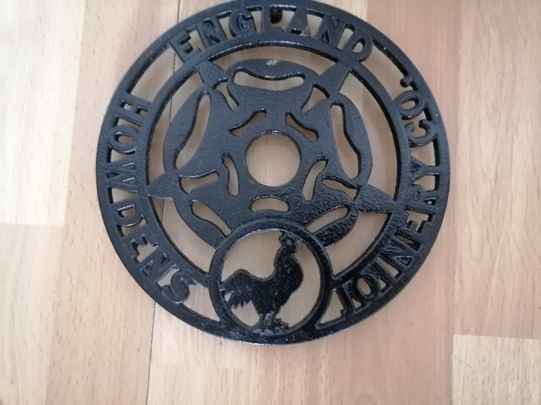 HOWDENS JOINERY Cast Iron Circular Cockerel TRIVET HOT PLATE STAND. Ex Cond. 
