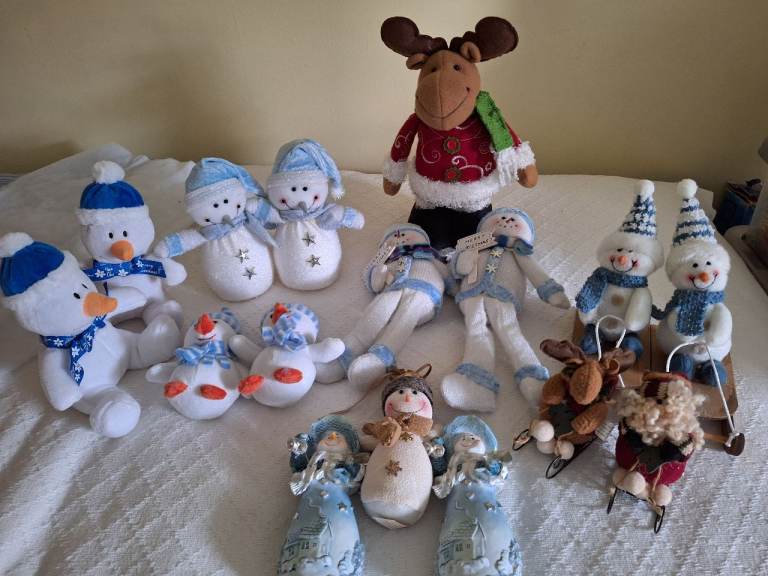 Collection  of 16  decorations 