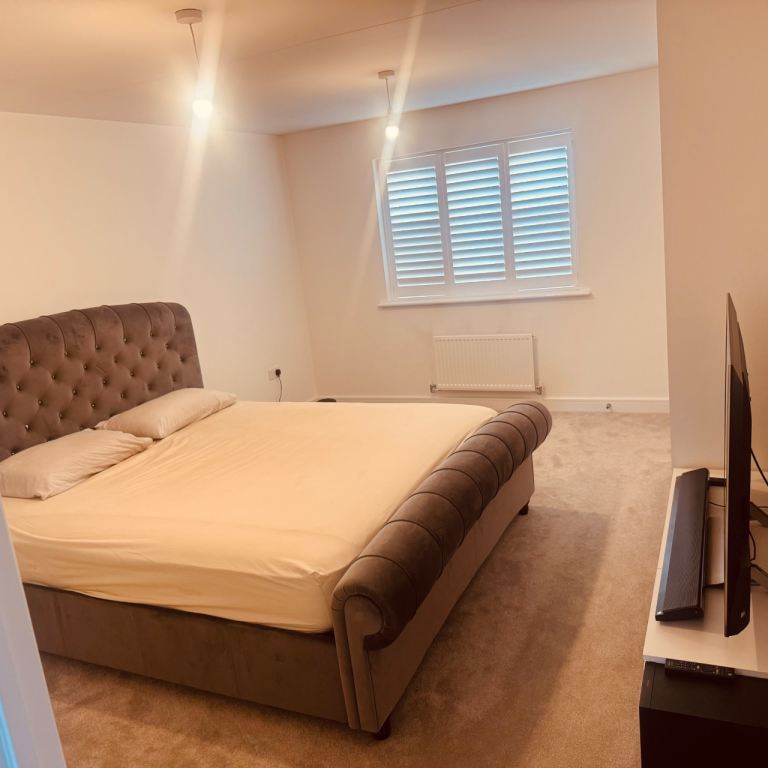 Spacious Double Room in Quiet Professional Home – Bills Included