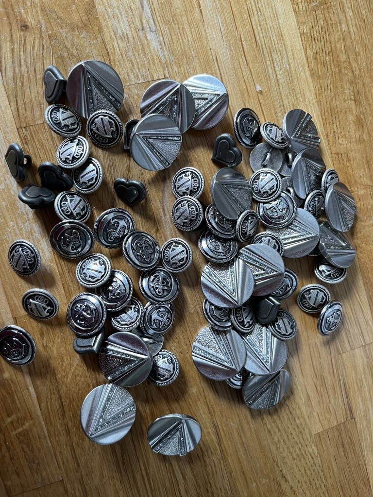 Assortment of metal buttons 