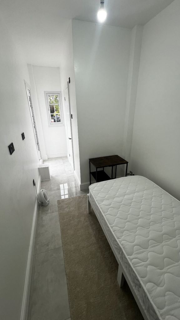 Private single ensuite room to rent 