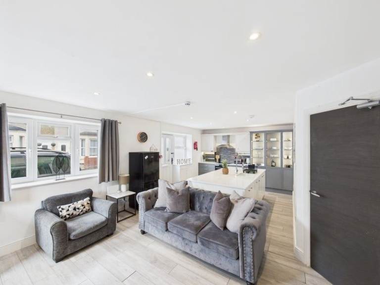 Room to Rent in Swindon - Available Now £650 