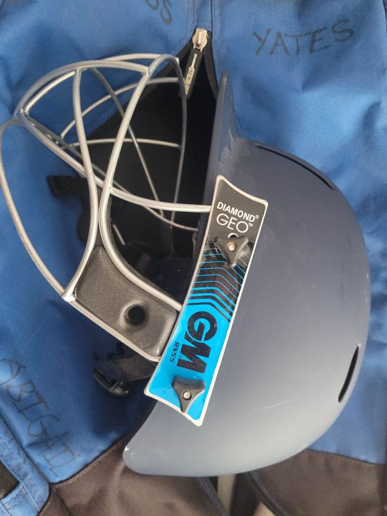 GM cricket helmet - size senior 54-59cm