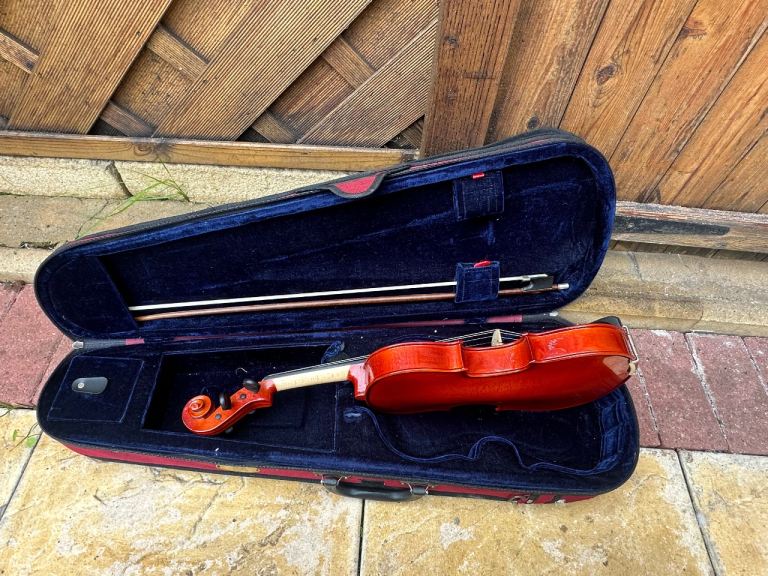3/4 Stentor students II violin plush case and bow 