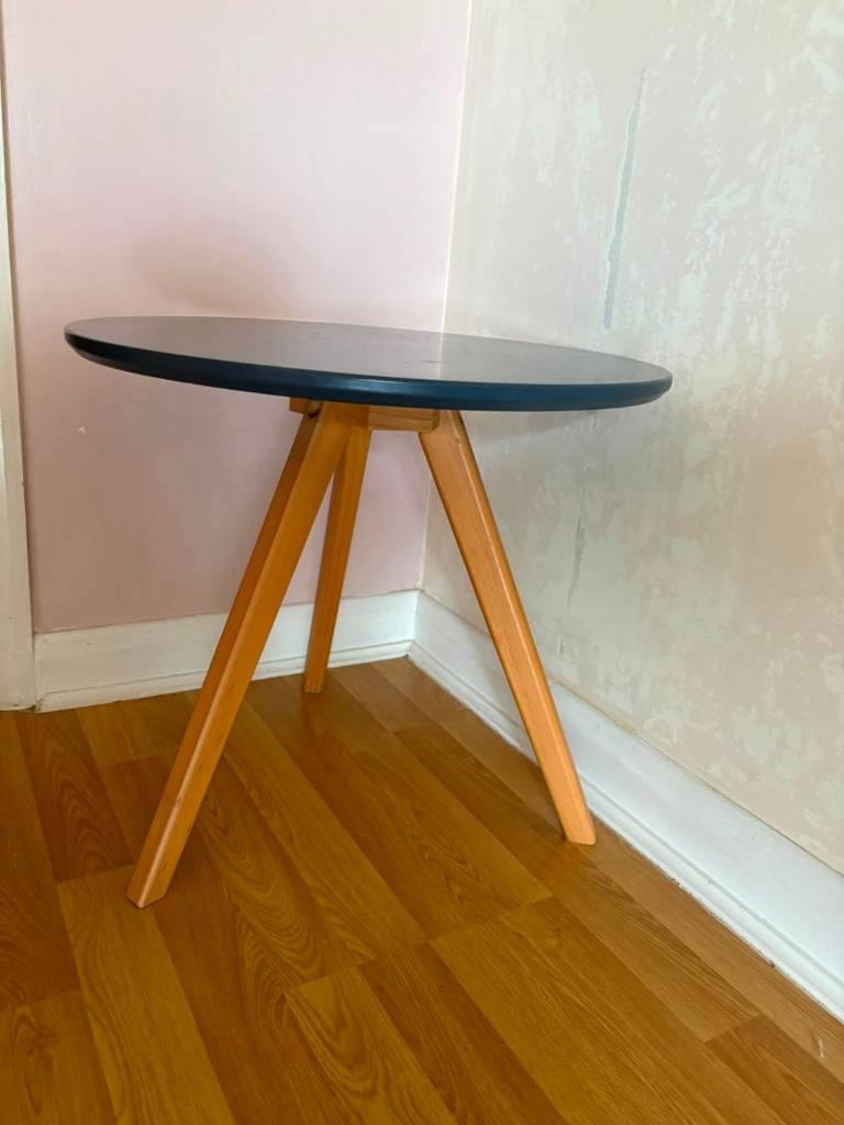 Round small table with Wooden Legs – Fair Condition