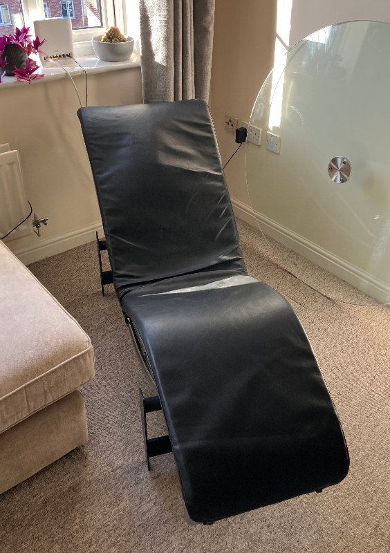 Timeless Le Corbusier-style chaise longue. Mid-century modern