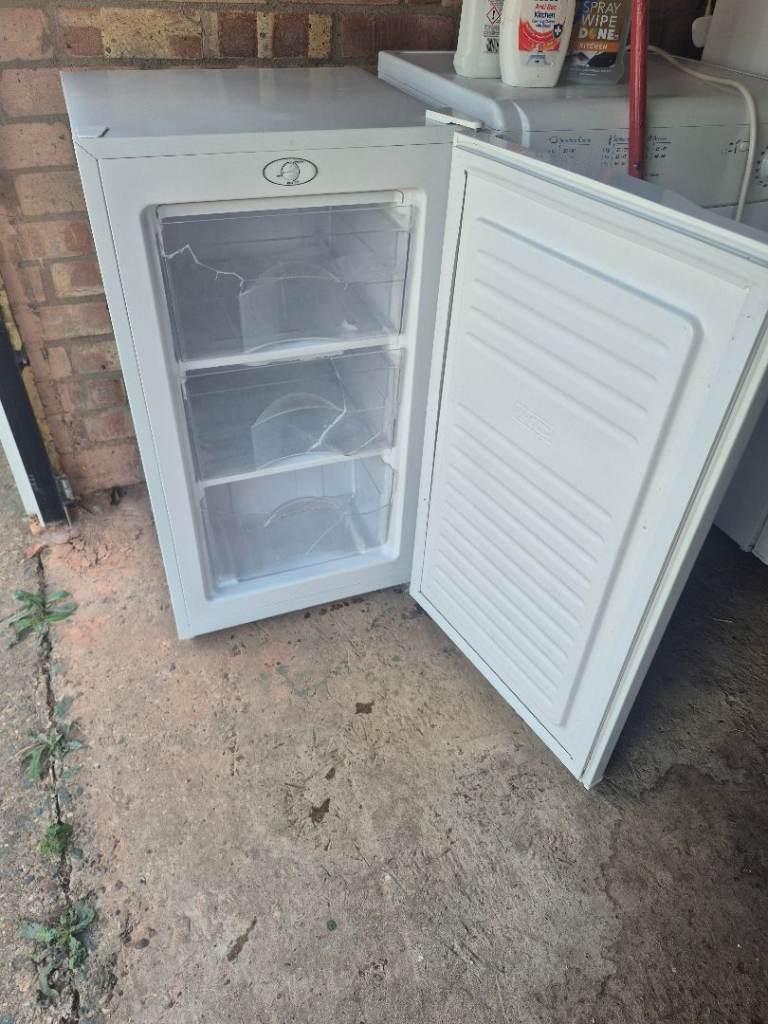 Undercounter freezer 