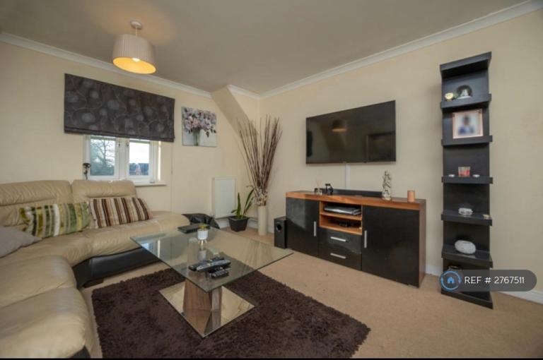 2 bedroom flat in Shinfield, Reading, RG2 (2 bed) (#2767511)